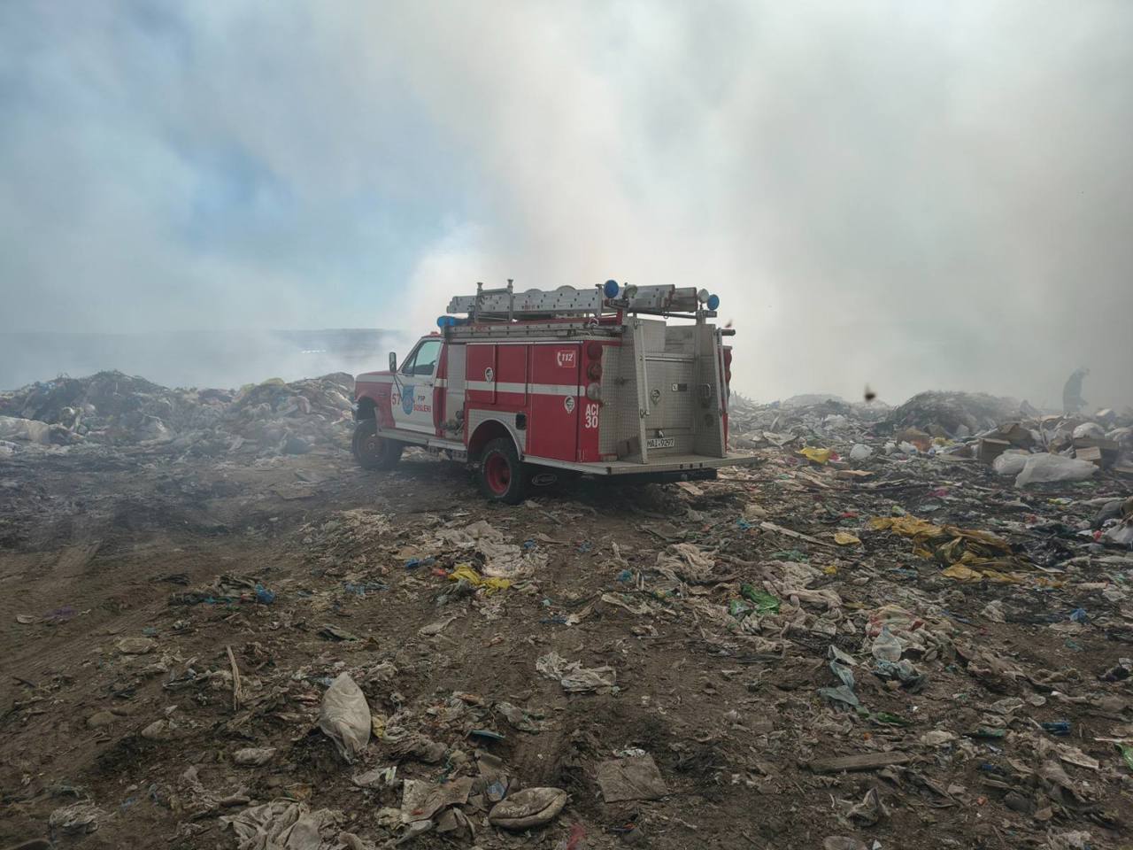Incendiu de amploare la gunoiștea din Orhei: Pompierii au mobilizat tehnică grea în lupta cu flăcările