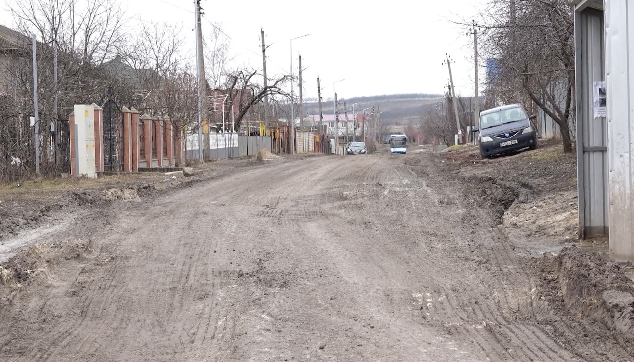 O stradă din Bălți a devenit impracticabilă după iarnă. Locuitori: „Peste tot sunt gropi, noroi”