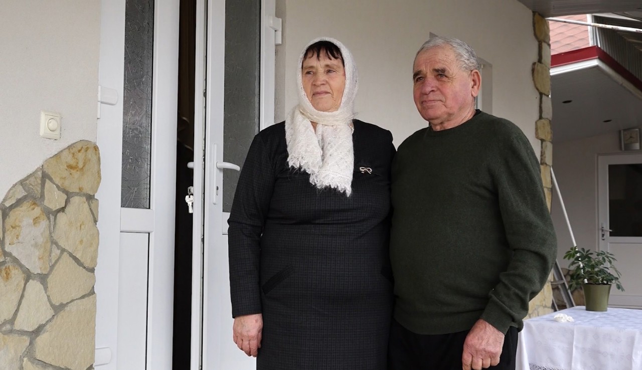 Căsătoriți de 54 de ani, fiecare colț din gospodărie este amintirea unei munci făcute în doi, exemplul unui cuplu din Coșcodeni  