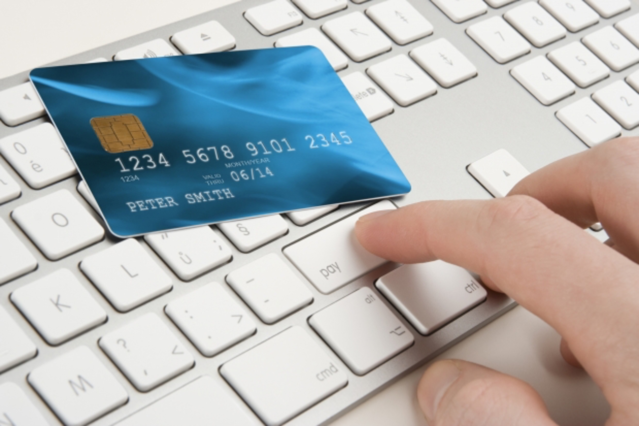 Zece ani de pușcărie pentru credite frauduloase pe internet: Gruparea care a lăsat 36 de tineri cu datorii uriașe, destructurată