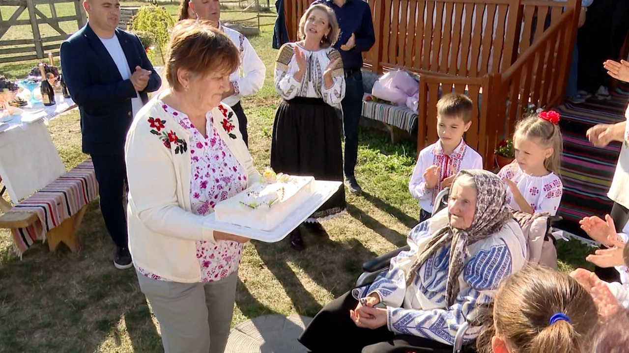 Bunica Iuliana de la Mereni, înconjurată de cinci generații: „Am rămas să duc 100 de ani pentru tot neamul meu”