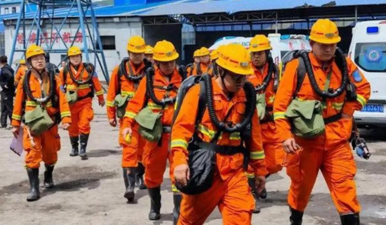China | Cel puțin 82 de oameni au decedat în urma unei explozii într-o mină de cărbune 