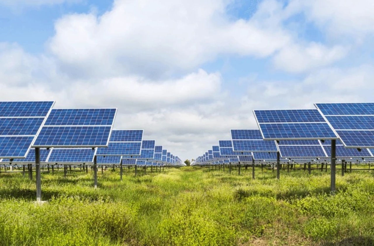 Cinci localități din țară vor beneficia de parcuri fotovoltaice, cu sprijinul UE