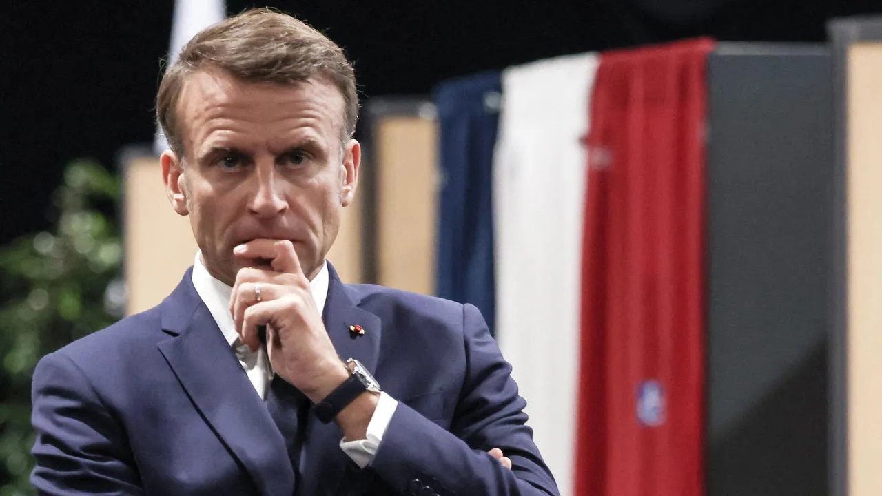 Președintele Macron, retras de pe afișele electorale ale propriului său partid  