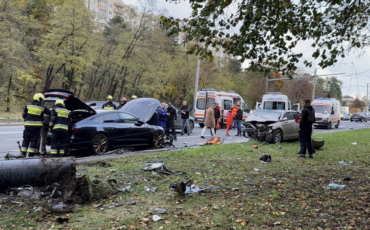 Grav accident cu trei automobile pe strada Alecu Russo din capitală: Două persoane au fost transportate la spital 