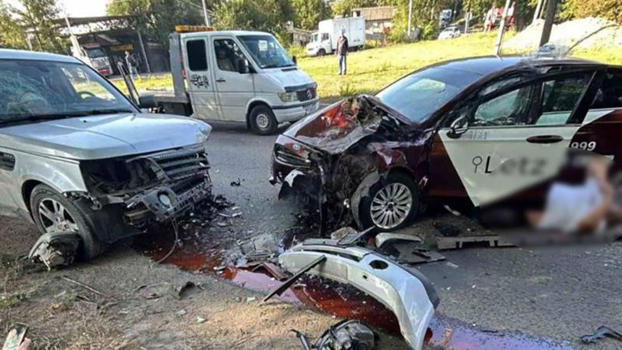 Patru persoane, rănite în urma unui accident rutier produs la Chișinău. La fața locului au intervenit mai multe ambulanțe
