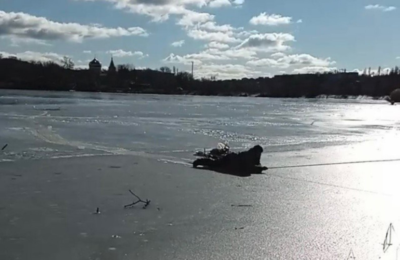 Двух человек вытащили из воды после того, как они провалились под лёд