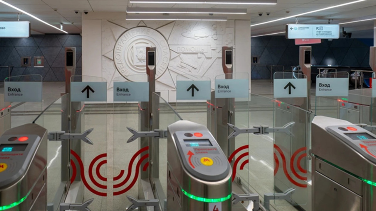 „Măsuri antiteroriste”:  Telefoanele pasagerilor, verificate la intrarea în metroul din Moscova