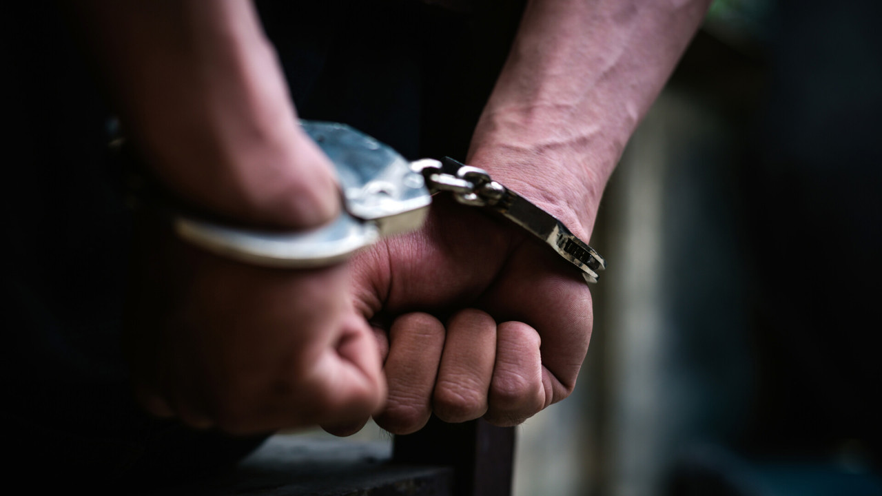 Pedeapsă cu închisoarea pentru un bărbat care a agresat o polițistă aflată în misiune