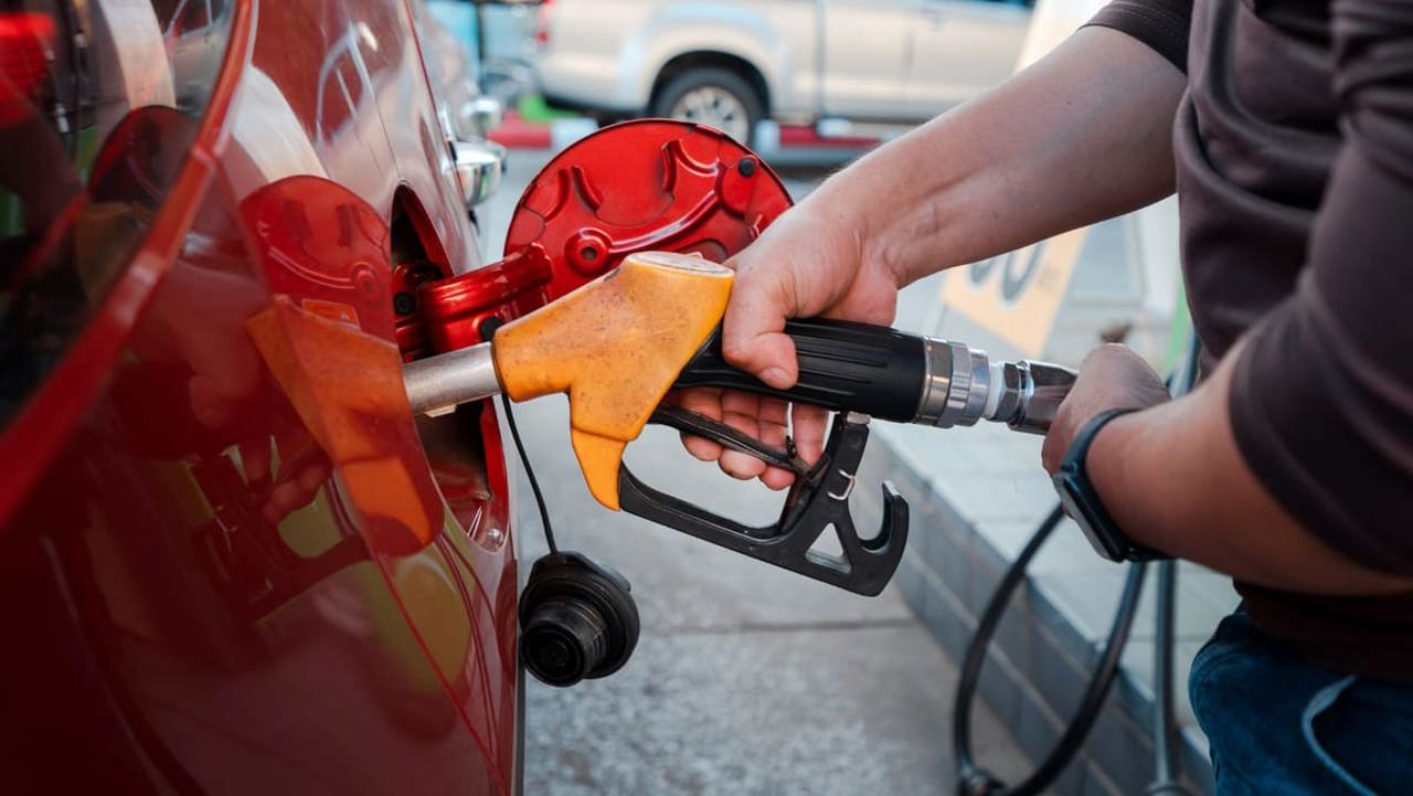 Benzina și motorina se scumpesc din nou. Creșteri de peste un leu în 10 zile