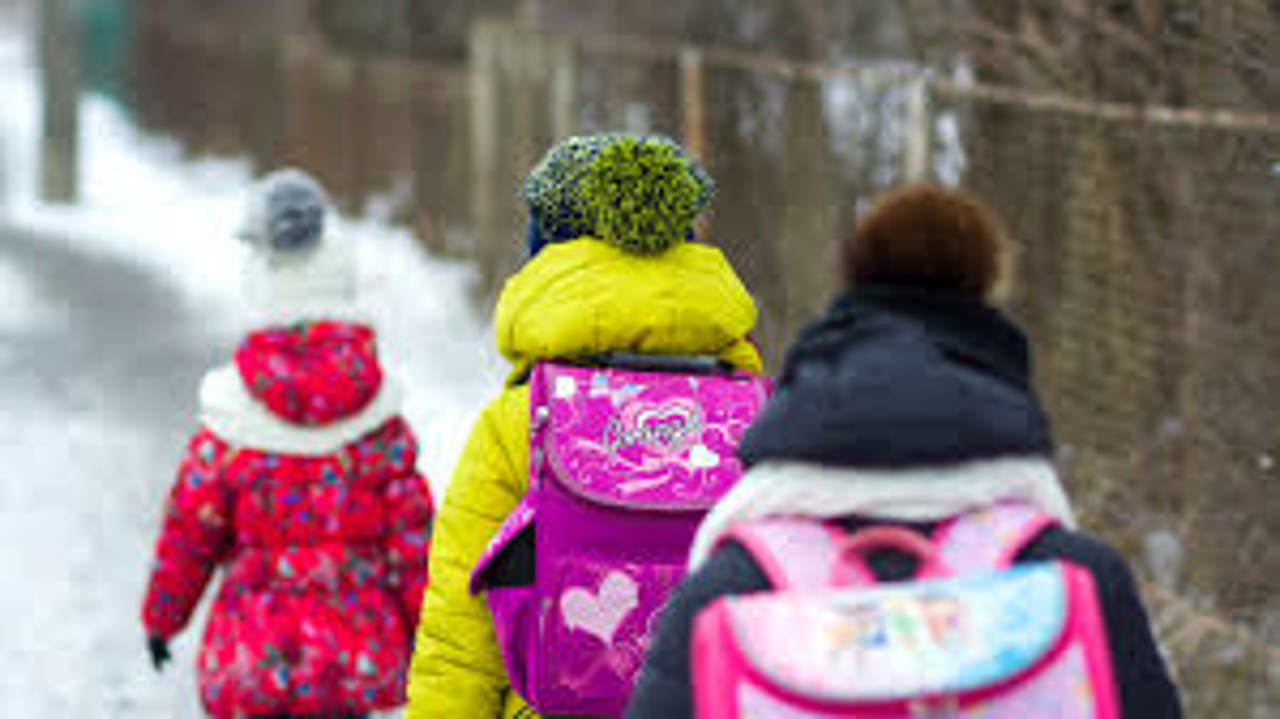 Elevii din Chișinău revin la școală cu prezența fizică