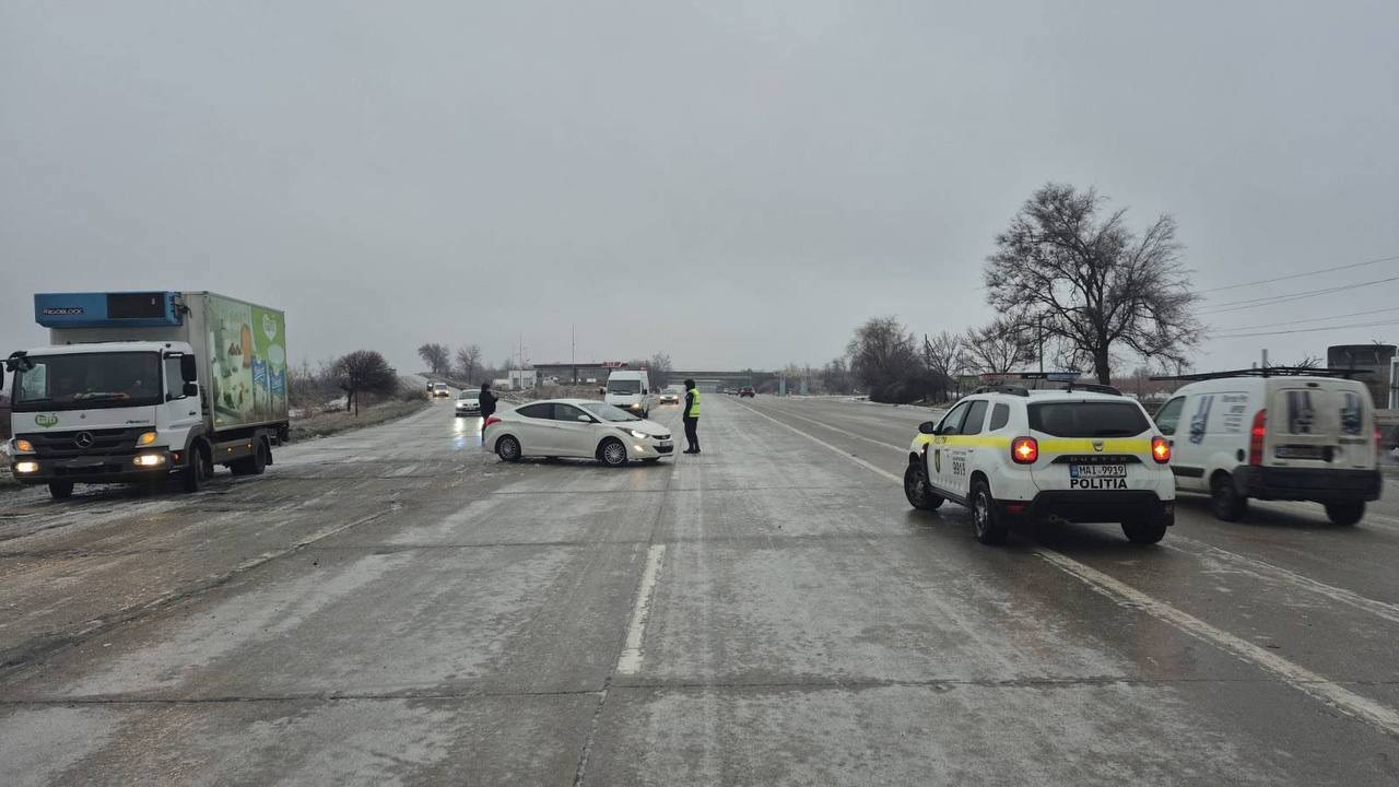 Rute interurbane din nordul R. Moldova, sistate temporar. Circulație dificilă pe drumurile naționale din cauza poleiului