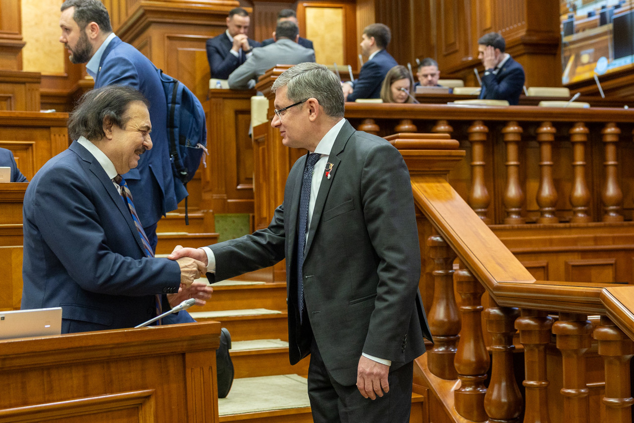 Renunță la Parlament și revine pe scenă: Nicolae Botgros își depune mandatul