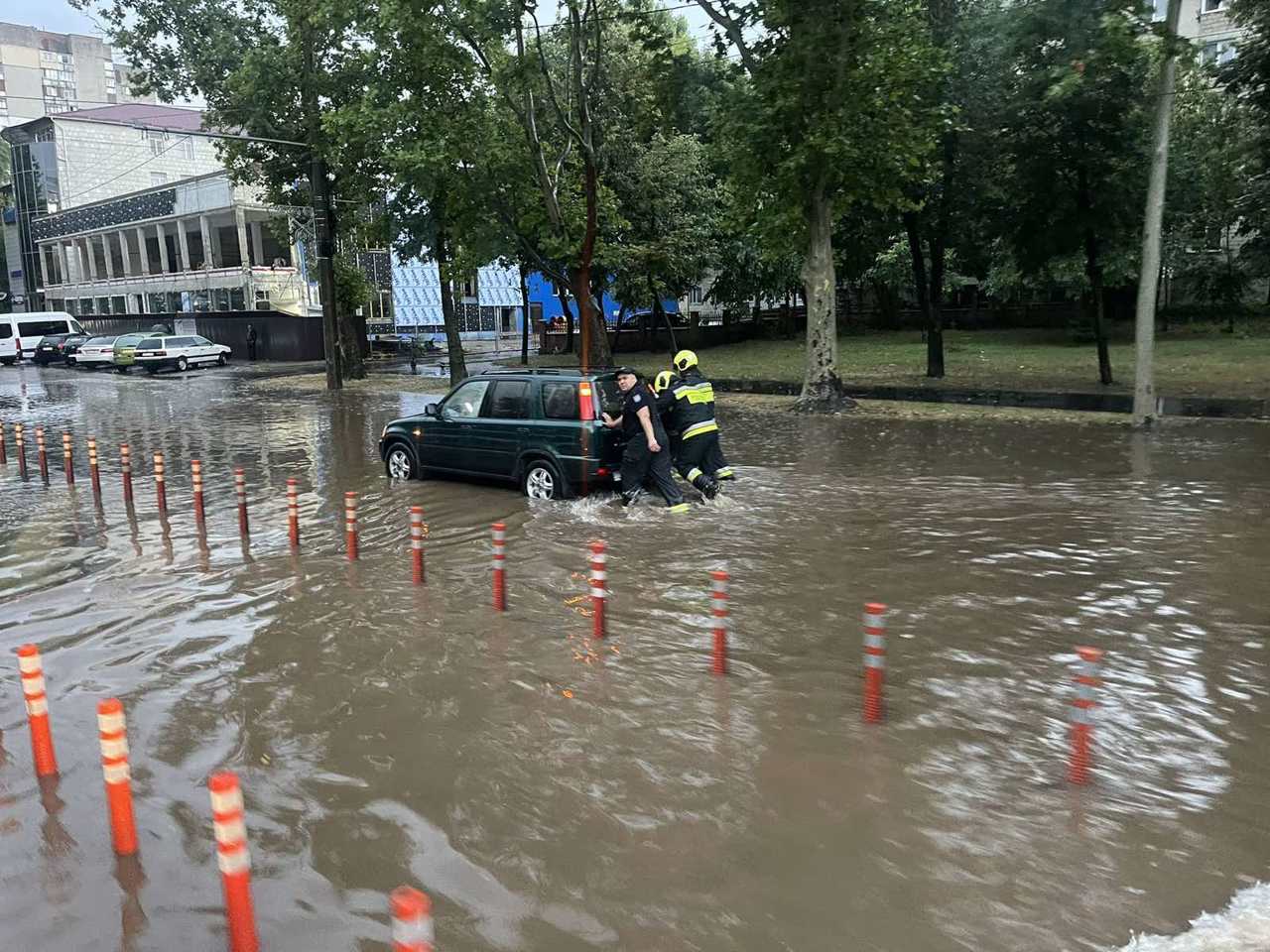 Ploile au făcut ravagii: mașini blocate, copaci căzuți și localități fără curent în Anenii Noi