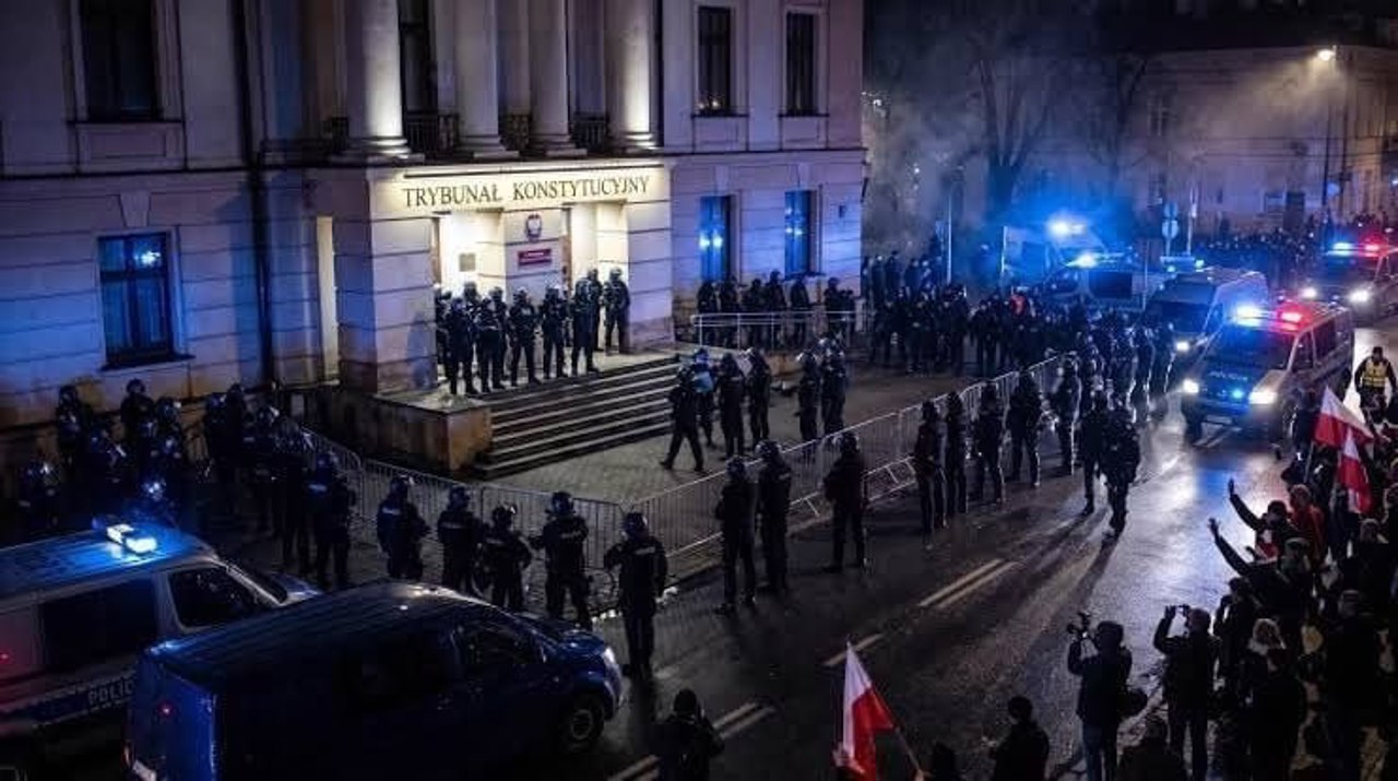 Criza constituțională care împarte Polonia: Guvernul vorbește despre reformă, președintele denunță o lovitură de stat