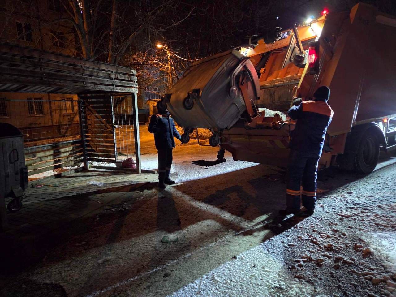 Regia Autosalubritate asigură evacuarea deșeurilor pe 1 ianuarie, în contextul unui volum de gunoi cu până la 30% mai mare