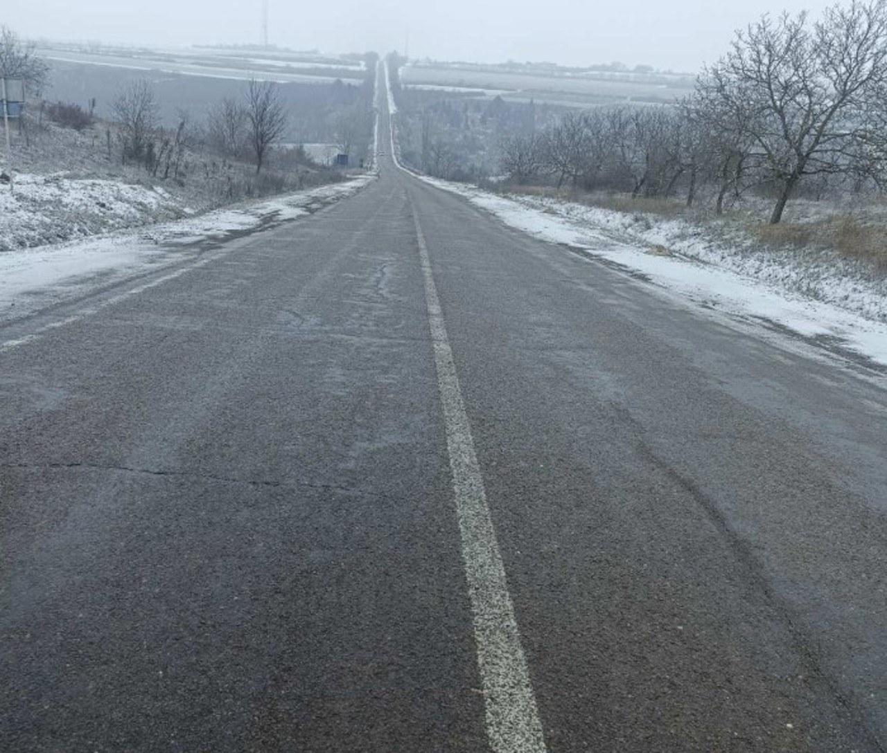 Atenție, ceață și lunecuș! Pe drumurile naționale au fost împrăștiate 829 de tone de sare