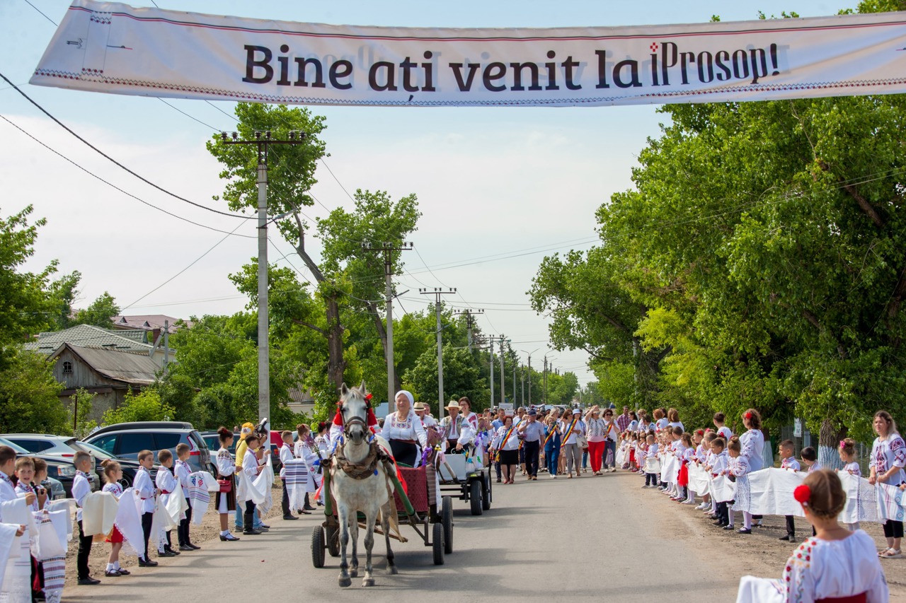 Satul Selemet găzduiește a VI-a ediție a Festivalului „iProsop”: Meșteri populari, gastronomie, ateliere de brodat și un concert 