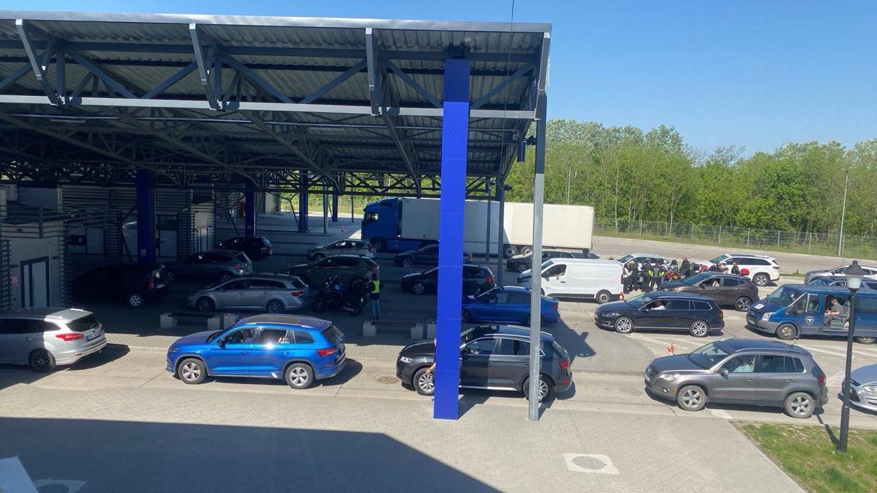 Flux mare de călători și mașini la vama Sculeni. Poliția de Frontieră recomandă rute alternative