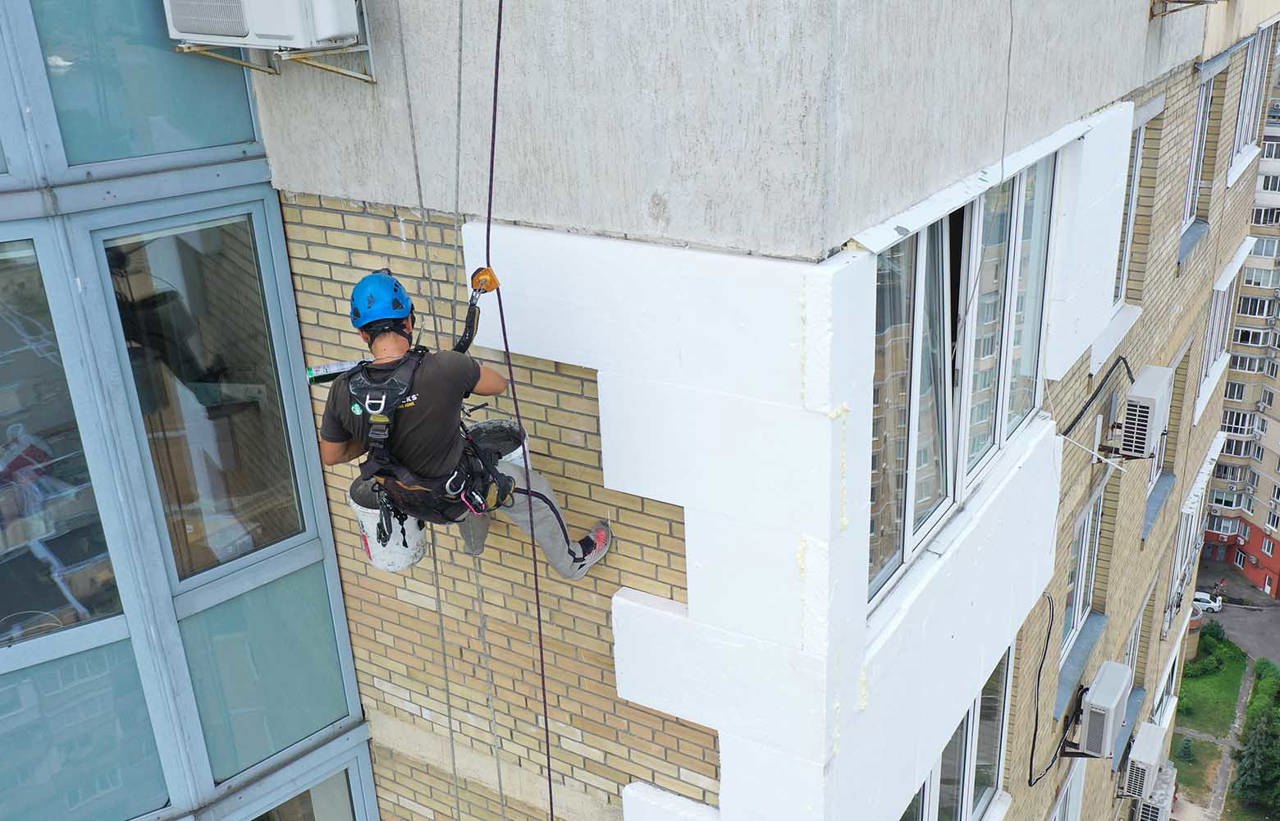 Mințea proprietarii de apartamente că le va eficientiza energetic apartamentele, dar dispărea cu tot cu bani: Bărbat, condamnat la șapte ani de închisoare