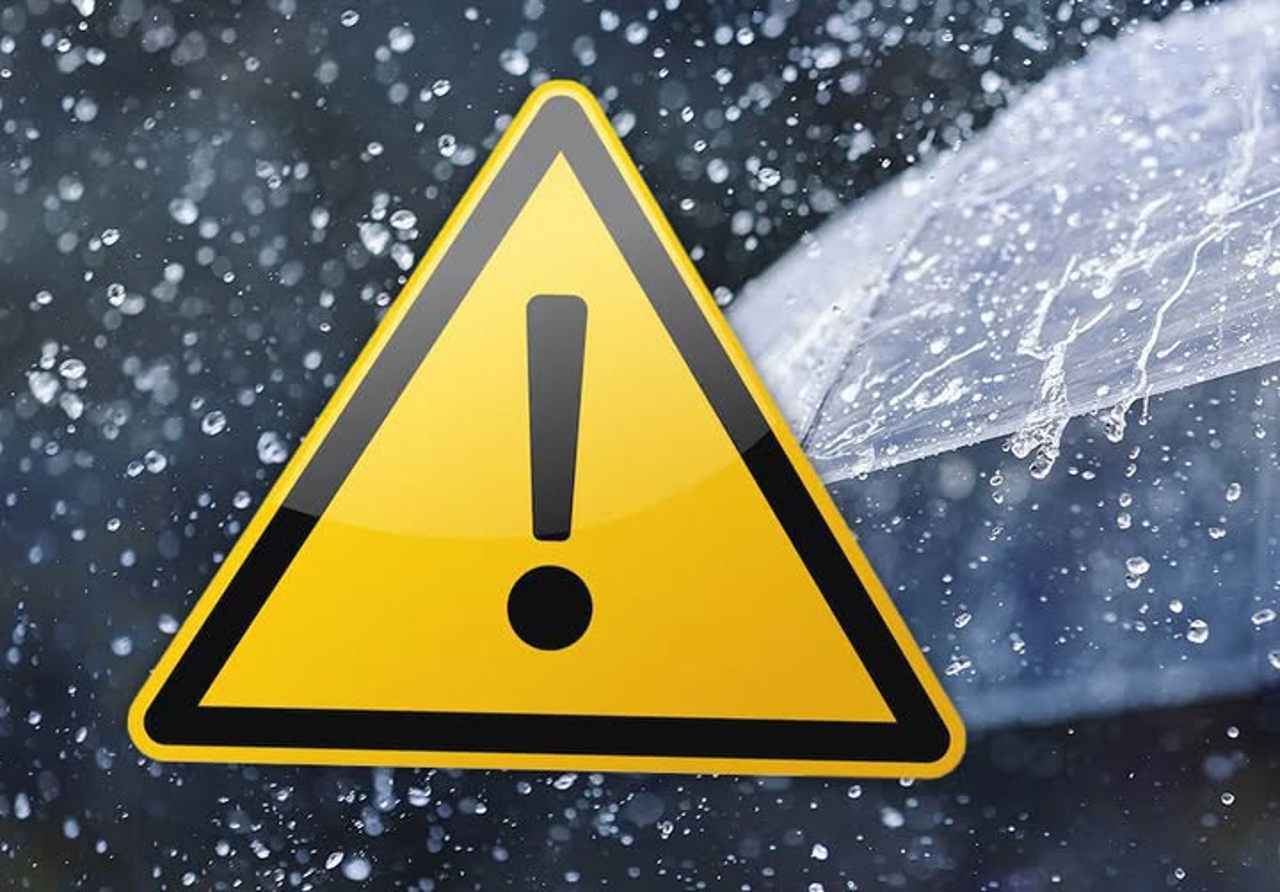 Cod galben de ploi puternice: Evitați zonele cu risc de inundații și stați departe de cabluri electrice și arbori