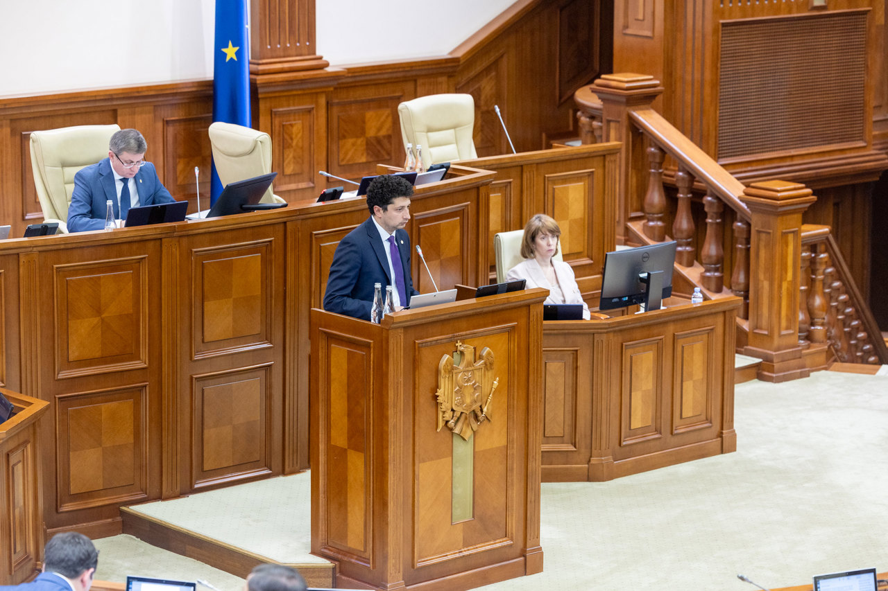 Parlamentul facilitează ajustarea contractelor publice afectate de scumpirea combustibililor