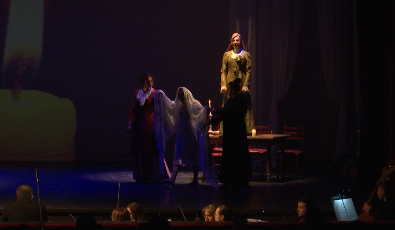 Spectacol ce reprezintă o incursiune plină de dramatism în istoria Greciei, jucat la Chișinău 