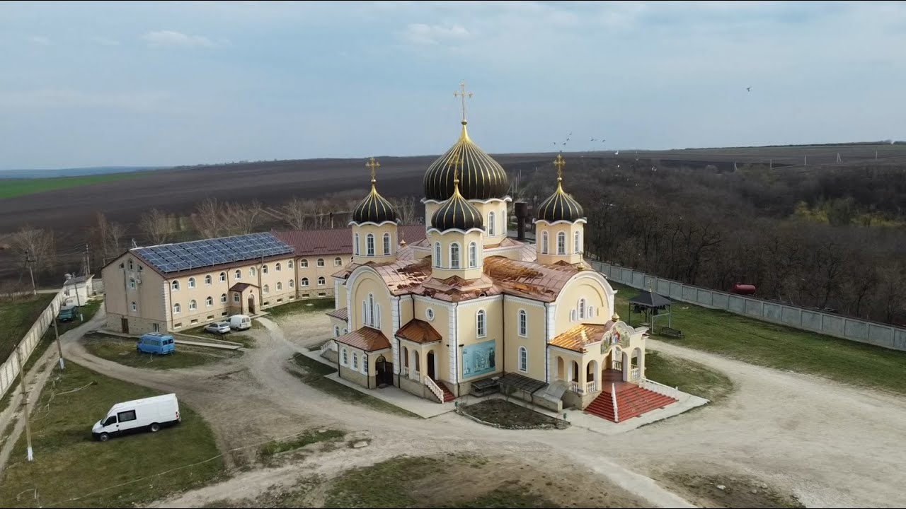 Rugăciune și multă muncă: Cum trăiesc călugării de la Mănăstirea Nicoreni 