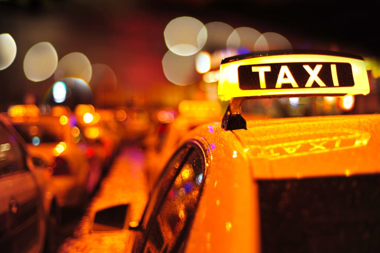 Serviciile de taxi ar putea fi achitate conform tarifului din aplicația mobilă pentru a evita abuzurile din partea șoferilor