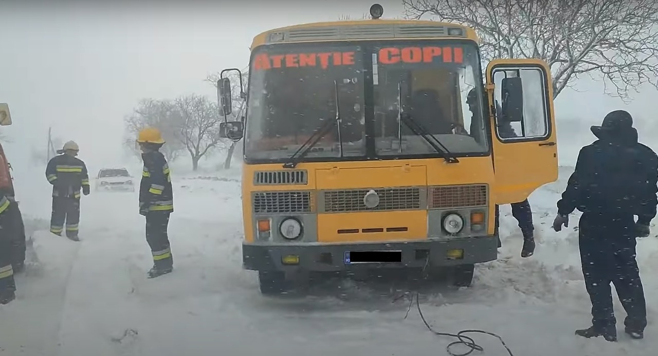 Un autocar școlar a rămas blocat în nămeți la nordul țării: Intervenția pompierilor