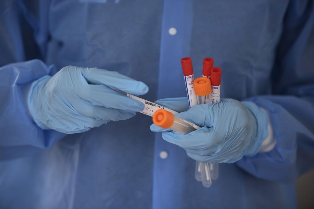 Число случаев заболевания COVID-19 в Китае начало снижаться