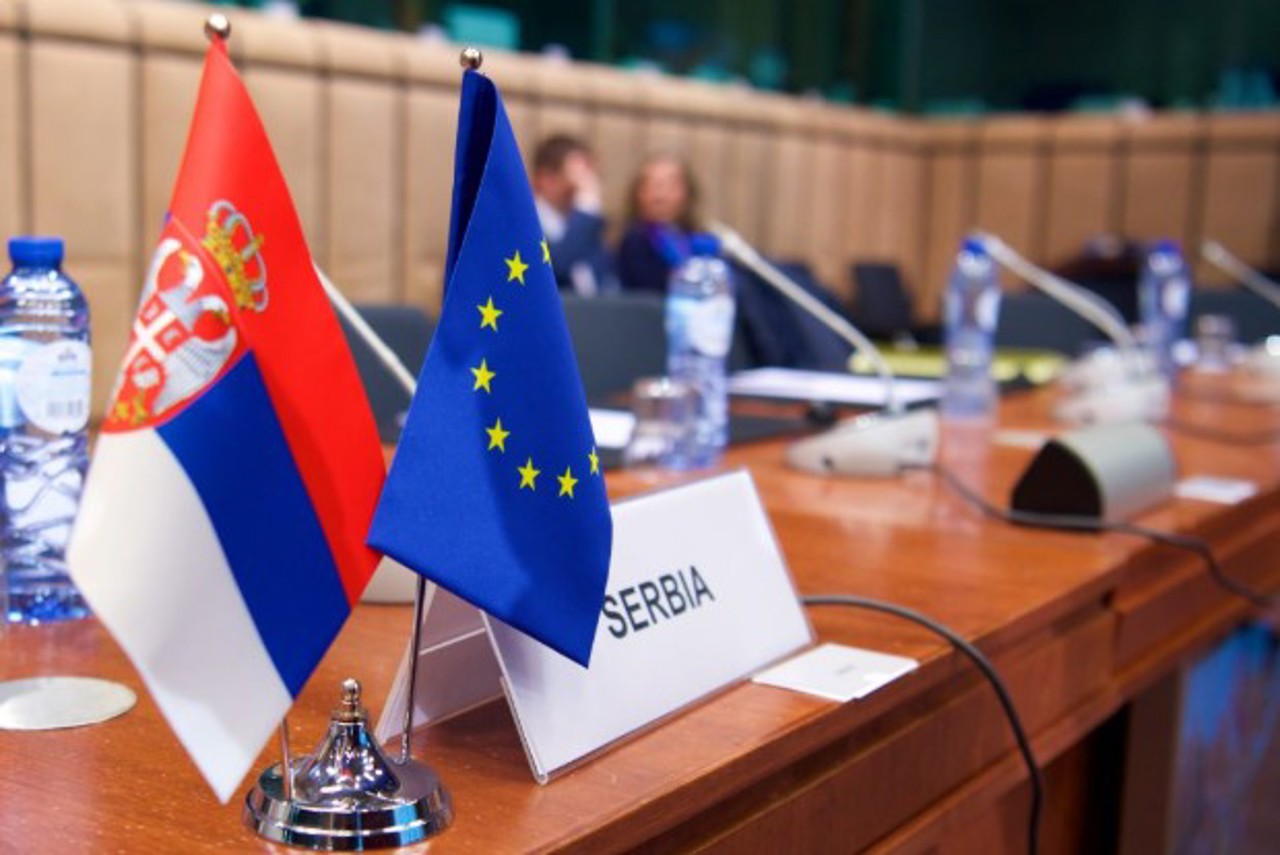 UE suspendă finanțarea pentru Serbia din cauza regreselor în domeniul judiciar
