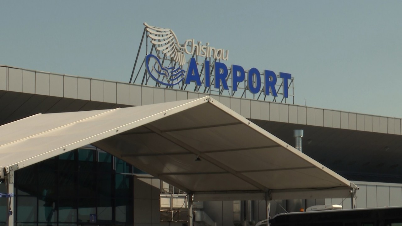 Soluție temporară pentru aglomerația de la Aeroportul Chișinău. Terminalul urmează să fie extins