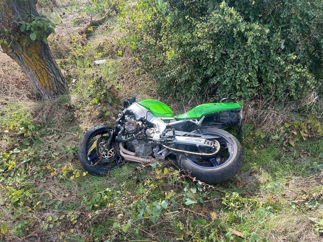 Un bărbat de 30 de ani și-a pierdut viața după ce a ajuns cu motocicleta într-un copac 