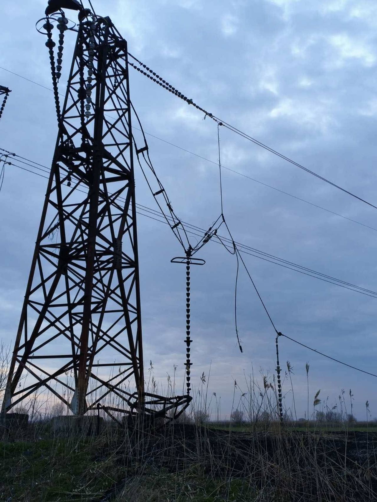 Compania Ukrenergo va repara conductorii liniei Isaccea - Vulcănești, deteriorați de drone rusești