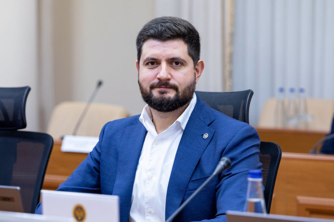 Prețurile la carburanți se apropie de cote-record: Instituirea stării de urgență este necesară ca autoritățile să poată interveni rapid, afirmă ministrul Junghietu