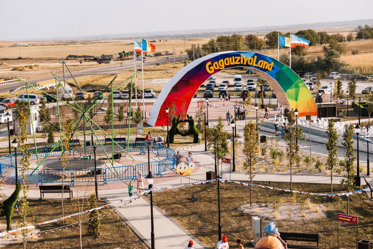 Directorii din Găgăuzia, avertizați să nu permită elevilor să participe la „Balul Absolvenților 2025” în parcul „GagauziyaLand”