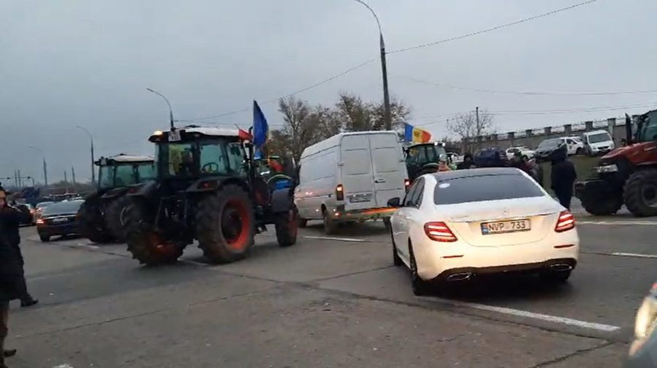 Движение транспорта на столичной дороге Хынчешть, на въезде в Кишинэу, было перекрыто фермерами. Заявление полиции