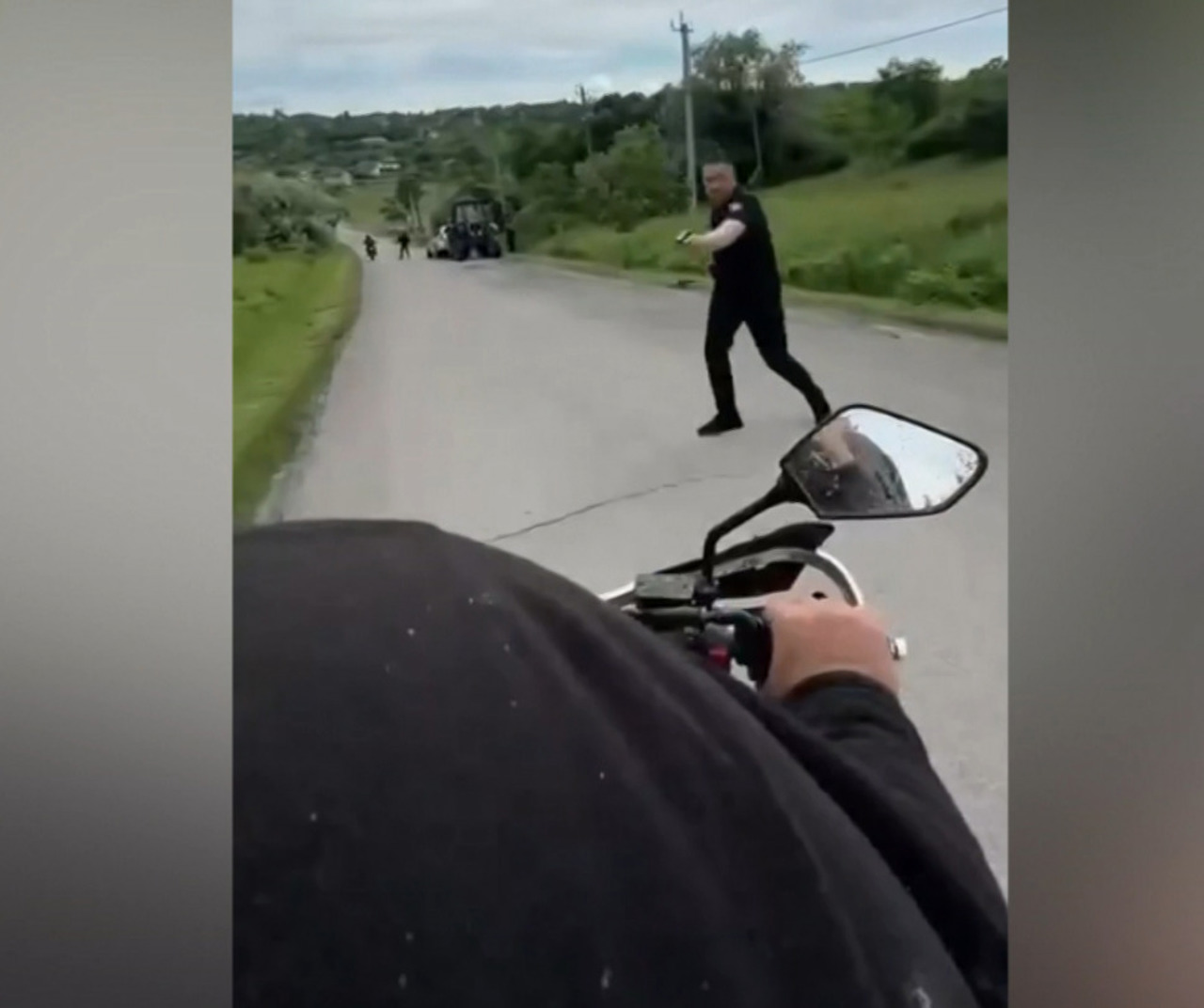 Motocicliști fără permis, identificați după ce au sfidat un echipaj de poliție