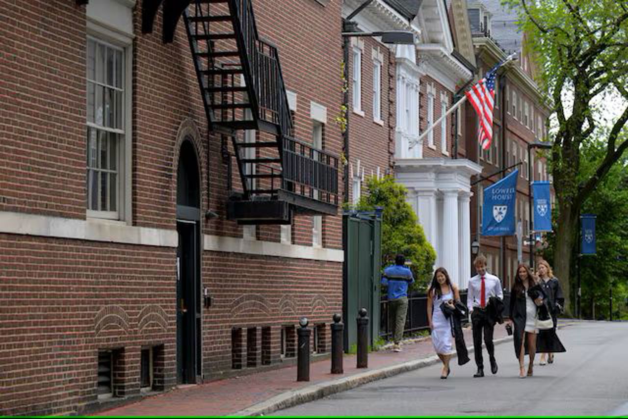 Administrația Trump intenționează să rezilieze toate contractele federale cu Universitatea Harvard 