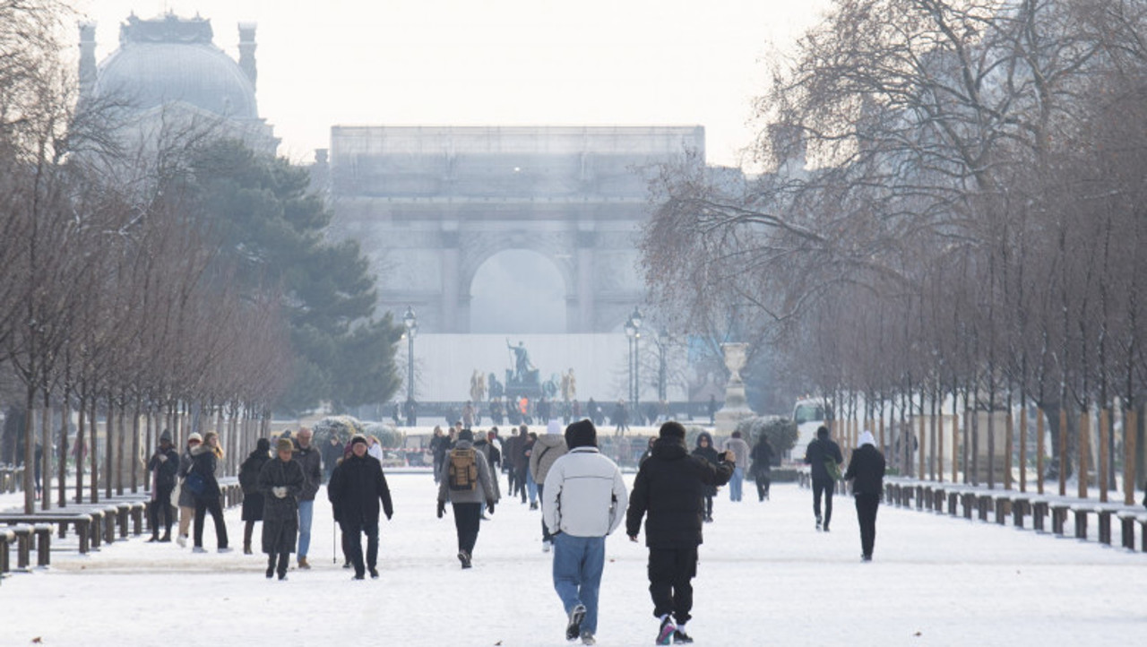 Blizzard blitz: Europe grapples with record cold & snow