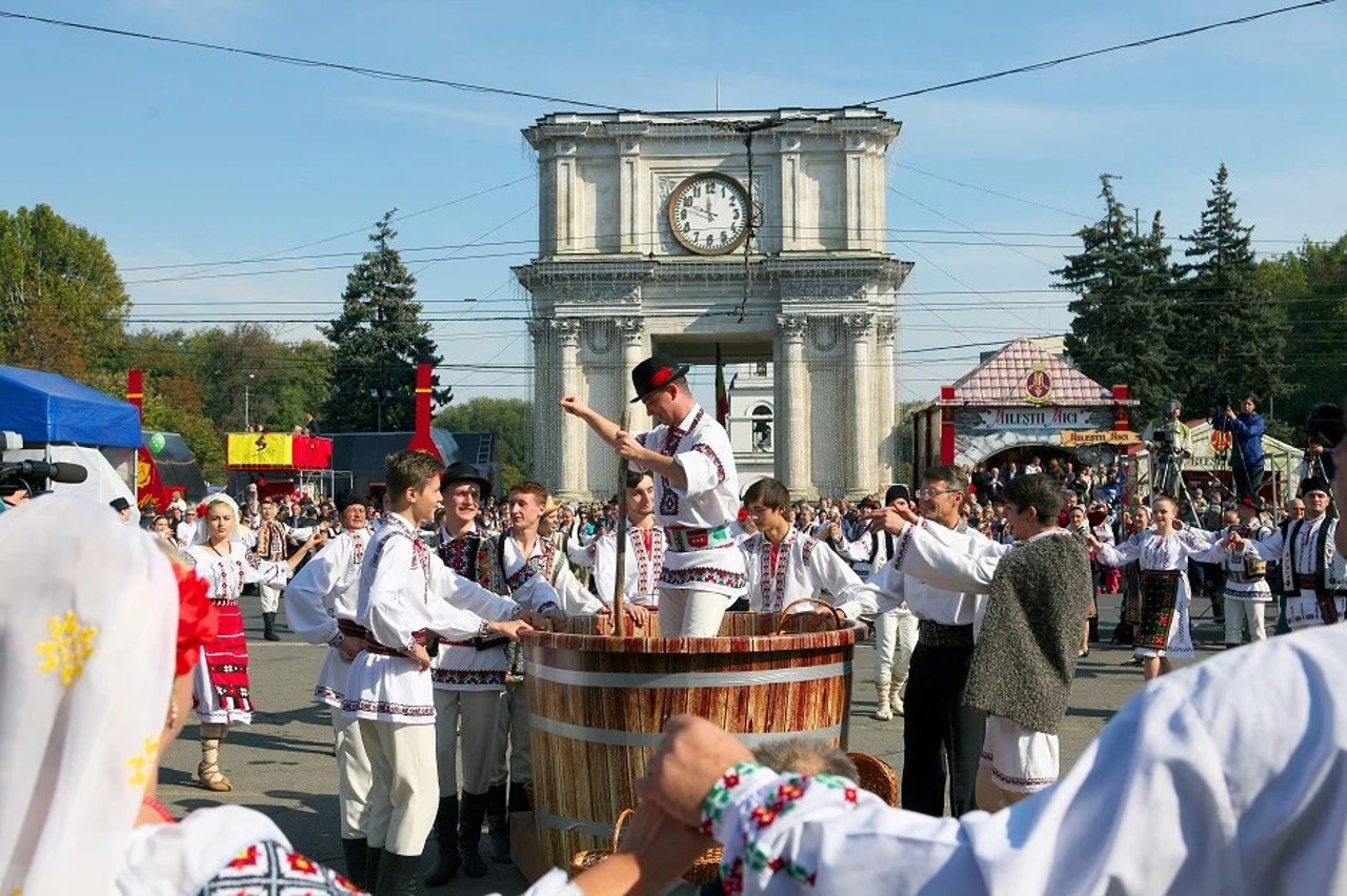 Moldova targets Guinness record with giant human grapevine