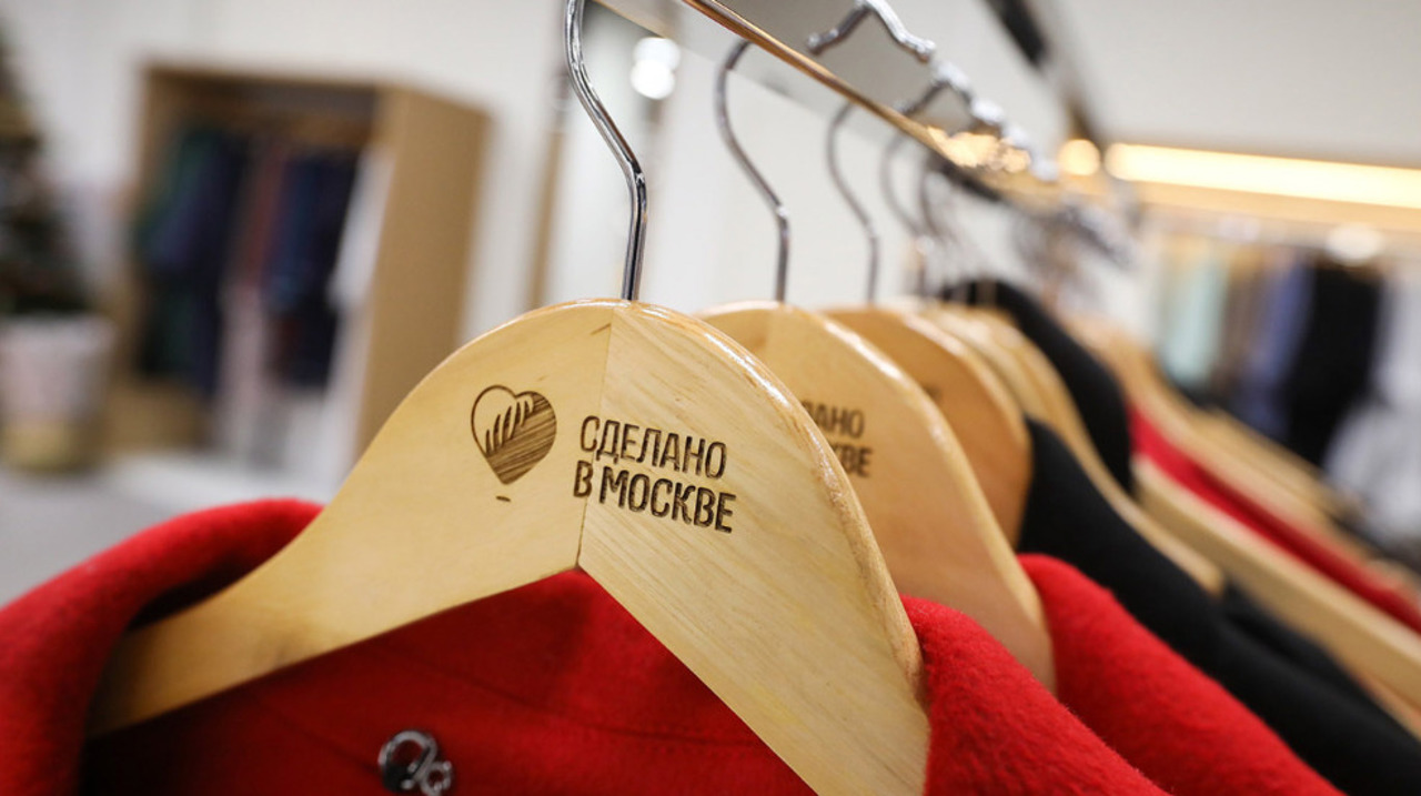 Rușii cumpără tot mai puține haine: Retailerii încearcă să evite falimentul prin discounturi de până la 90%