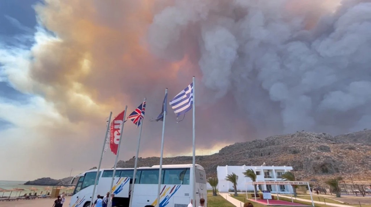 Grecia închide parcurile și pădurile din jurul Atenei din cauza „riscului extrem” de incendii. Sunt prognozate 40 de grade Celsius