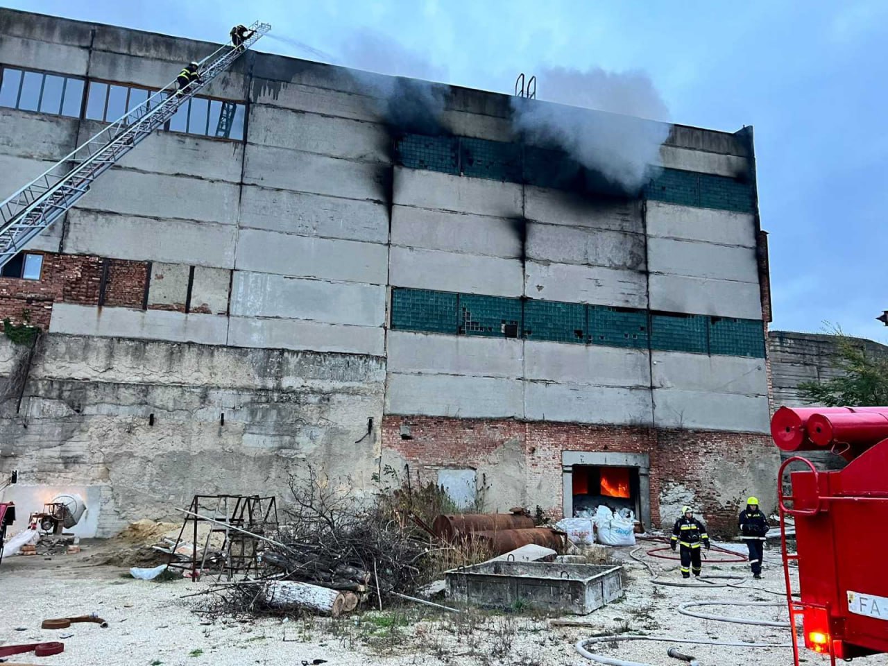 Повышенный уровень вмешательства пожарных в Бельцах: пожар на бывшем кирпичном заводе