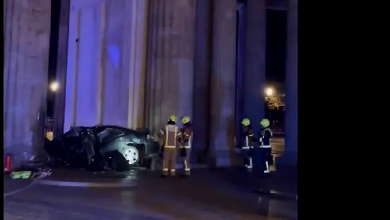 Car crashes into Berlin's Brandenburg Gate, driver dead