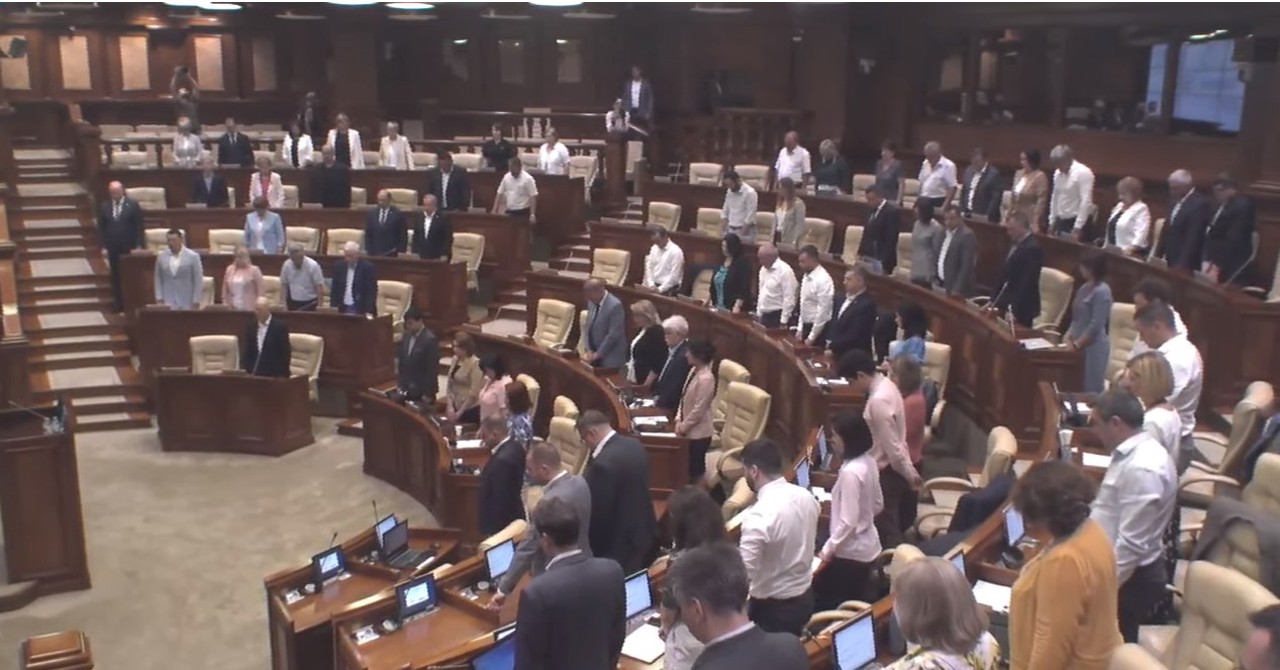 Депутаты почтили память жертв теракта в аэропорту минутой молчания