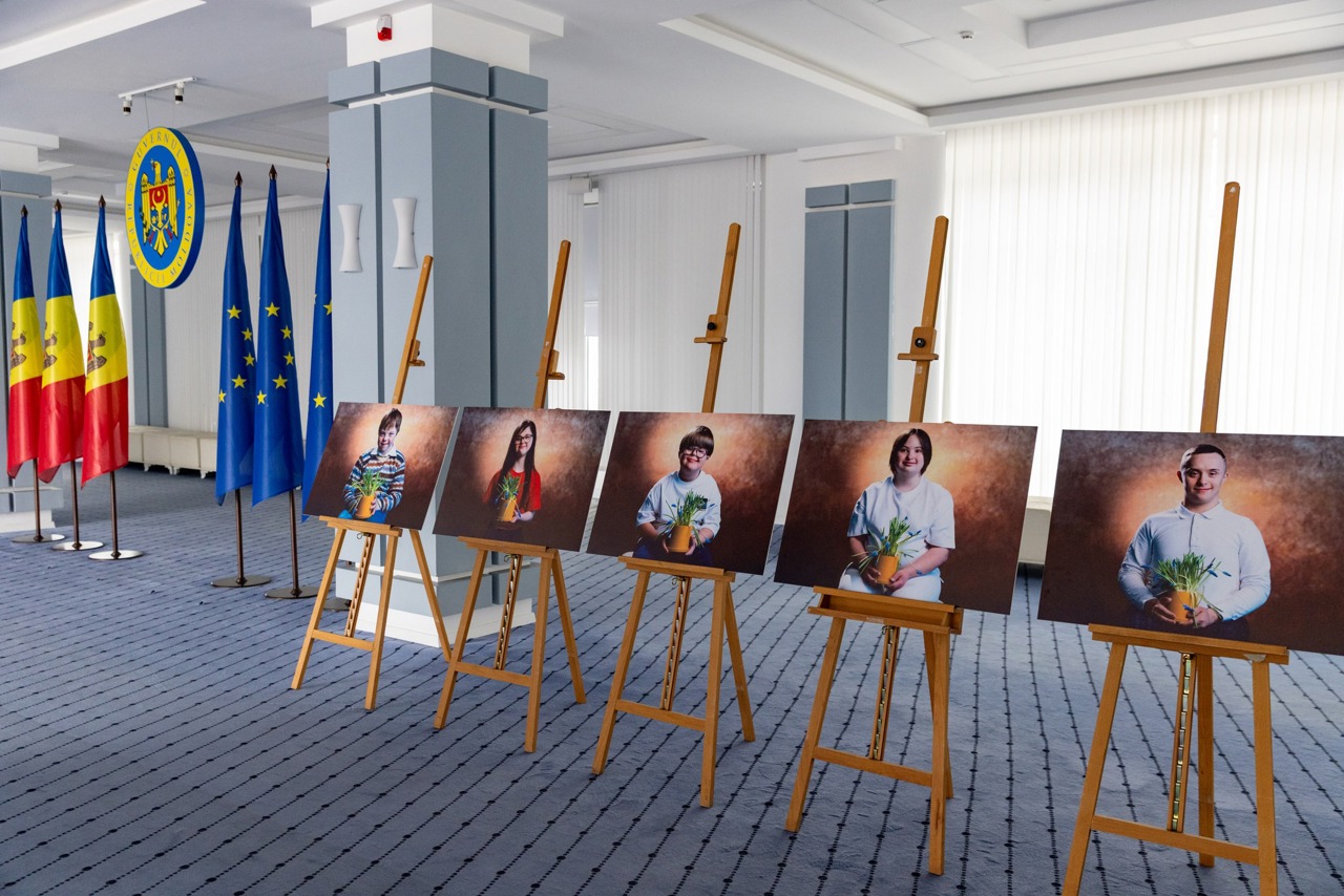 Ziua Mondială a Sindromului Down, marcată printr-o expoziție de fotografie la Casa Guvernului
