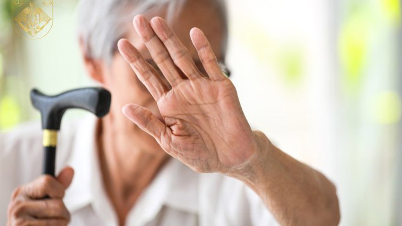 Un tânăr beat și drogat și-a snopit în bătaie propria bunică. Pedeapsa dictată de instanță