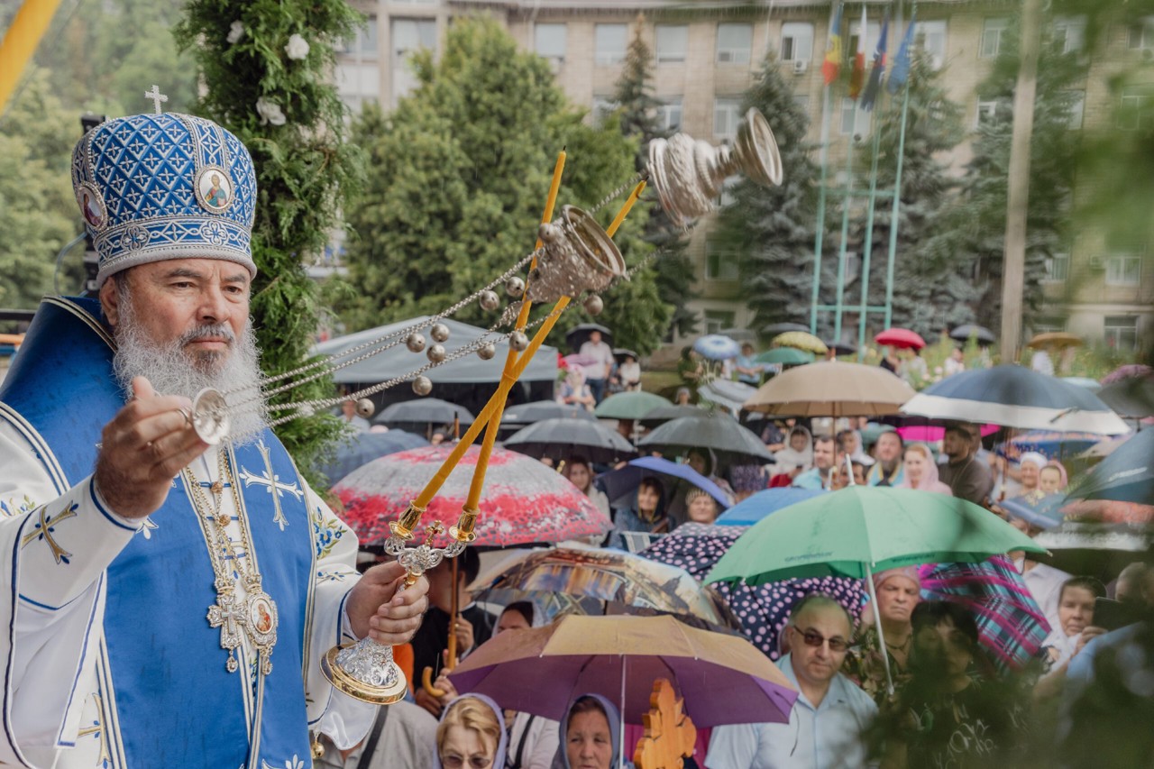 Arhiepiscopul Marchel acuză Poliția de Frontieră că l-a împiedicat să plece în pelerinaj. Reacție: A fost supus procedurilor standard